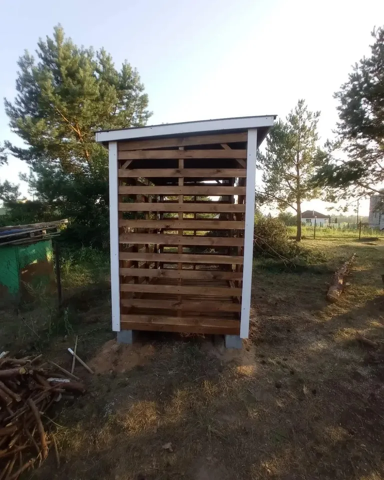 Дровник арт. 1, 2,5×1,5×2 м — односкатная кровля, решётчатая обшивка, опирание на бетонные блоки