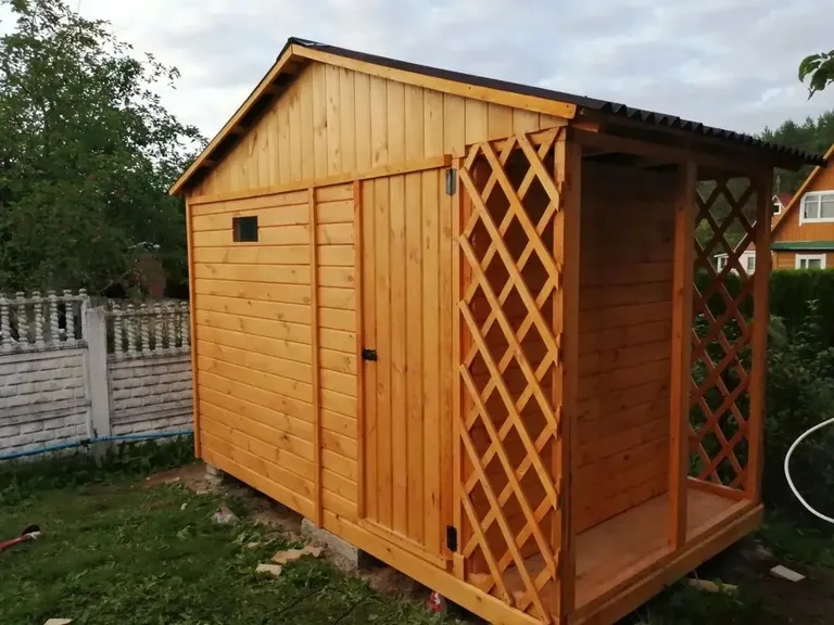 Хозблок с дровником арт. 2202, 5×2 м — двускатная крыша, кровля ондулин, решётчатая обшивка секции